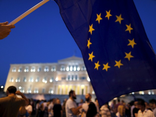 Manifestantes pró-euro se reúnem na praça Syntagma, no centro de Atenas, nesta quinta-feira (9) (Foto: Christian Hartmann/Reuters)