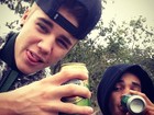 Com 19 anos, Justin Bieber posta foto bebendo cerveja