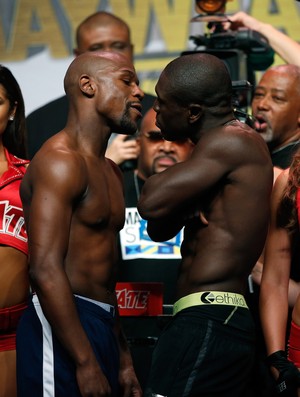 Floyd Mayweather e Andre Berto na pesagem da luta de sábado (Foto: Getty Images)