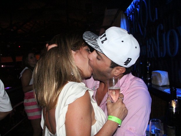 Rodrigo Phavanello beija loira em Búzios, no Rio de Janeiro (Foto: Rodrigo dos Anjos/ Ag. News)