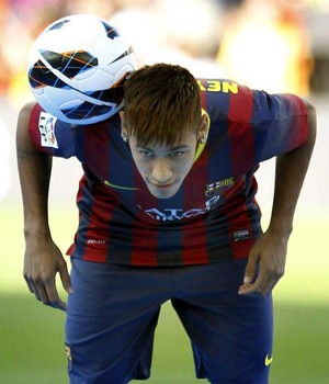 Neymar; durante sua apresentação como jogador do Barcelona (Foto: Agência EFE)