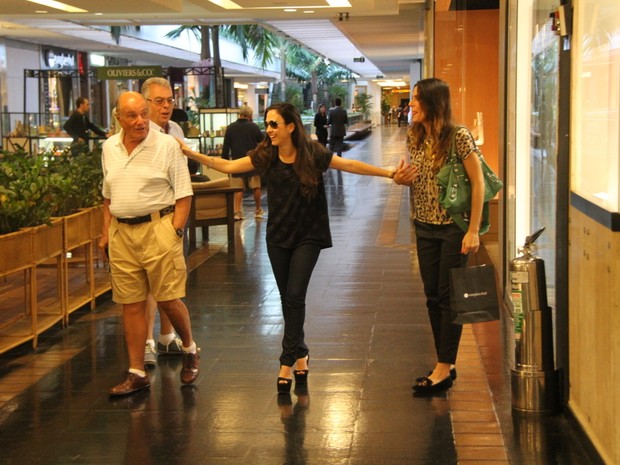 Tatá Werneck com amiga em shopping no Rio (Foto: Daniel Delmiro/ Ag. News)