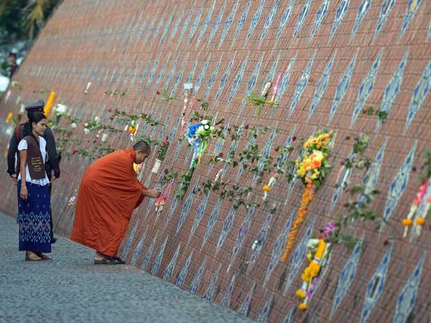 Um monge budista visita o memorial que homenageia as vítimas do tsunami de 2004. (Foto: Pornchai Kittiwongsakul / AFP Photo) Um monge budista visita o memorial que homenageia as vítimas do tsunami de 2004. (Foto: Pornchai Kittiwongsakul / AFP Photo)