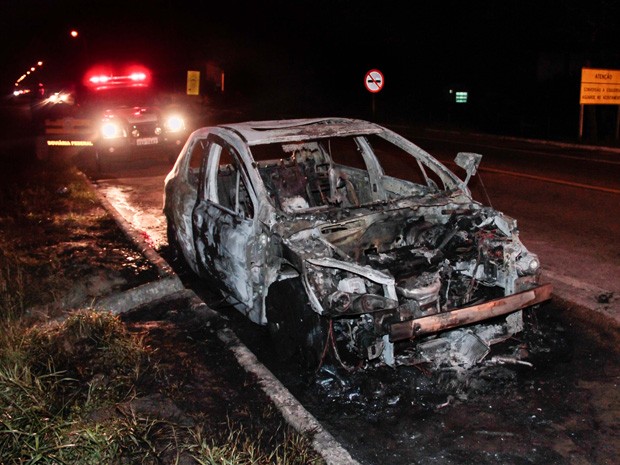 Carro pega fogo no acostamento da Rio-Santos em Ubatuba, SP (Foto: Vinicios Alves Franca/ VC no G1)