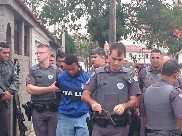 Homem foi detido após manter família refém (Foto: Guilherme Lucio / G1)