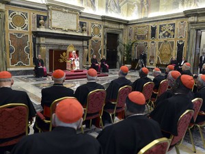 Cardeais acompanham a audiência com Bento XVI em seu último dia como Papa (Foto: Reuters/Osservatore Romano)