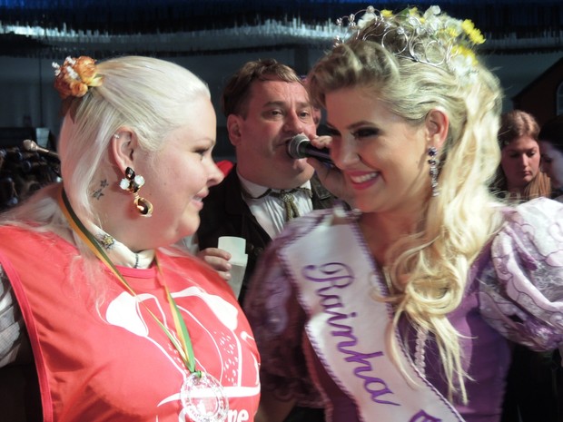 Vencedora recebeu medalha da rainha da Oktoberfest (Foto: Fernanda Burigo/G1)