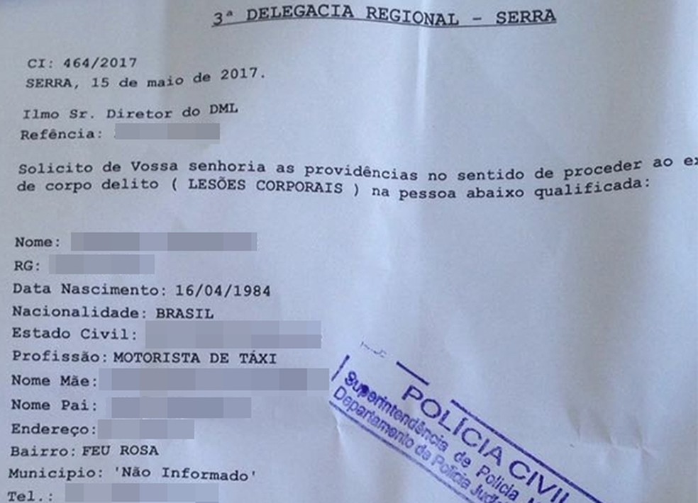 Taxista mostra o Boletim de Ocorrência da suposta agressão, registrado na polícia (Foto: Divulgação)