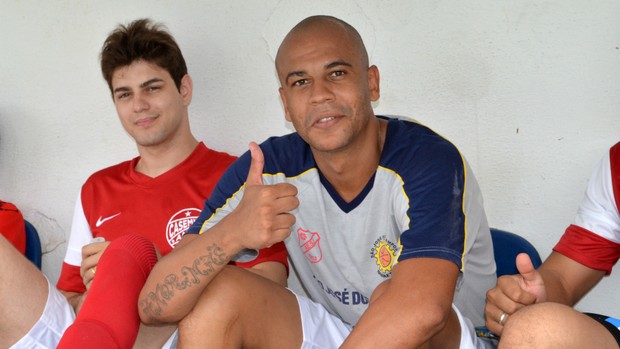 O zagueiro Alex SIlva, durante o jogo dos Amigos do Casemiro, com a camisa do São José Basquete (Foto: Danilo Sardinha/Globoesporte.com)