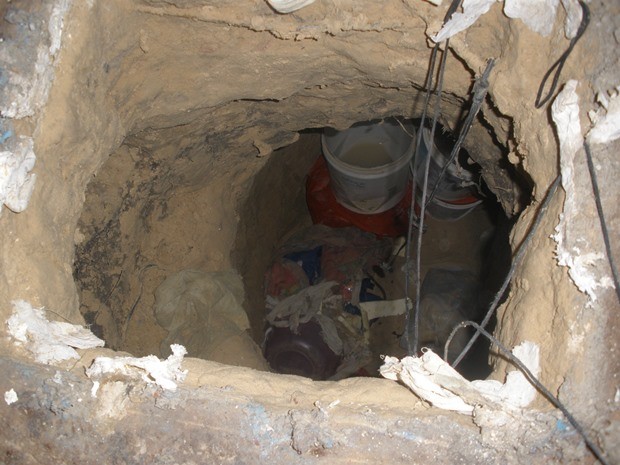 Escavação de 10 metros de comprimento foi descoberta durante visotia policial. (Foto: Divulgação)