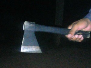 Adolescentes usaram machado para assustar moradores (Foto: Divulgação/Polícia Militar)