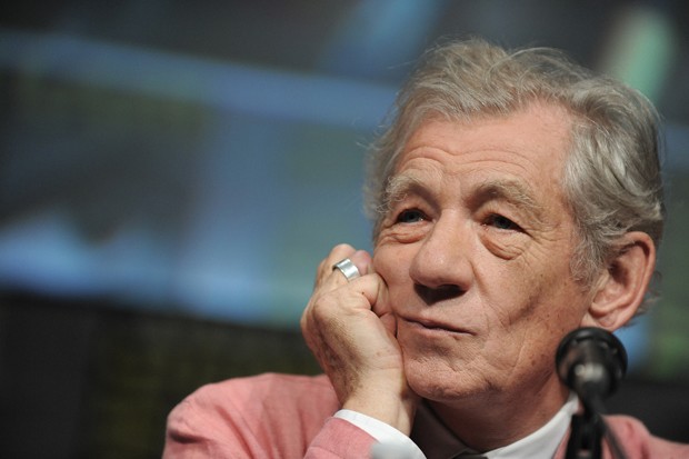 Ian McKellen fala surante painel sobre o filme, na Comic Con (Foto: Jordan Strauss/Invision/AP)