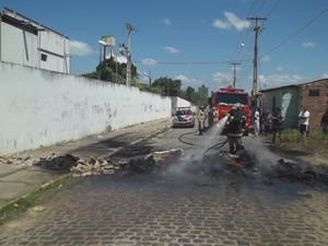 Moradores queimaram pneus durante protesto (Foto: Giáconys Ribeiro/TV Paraíba)