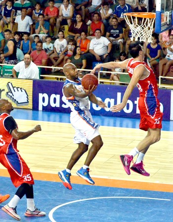 Bauru Basquete x Pinheiros, Larry Taylor, NBB 7 (Foto: Henrique Costa / Bauru Basket)