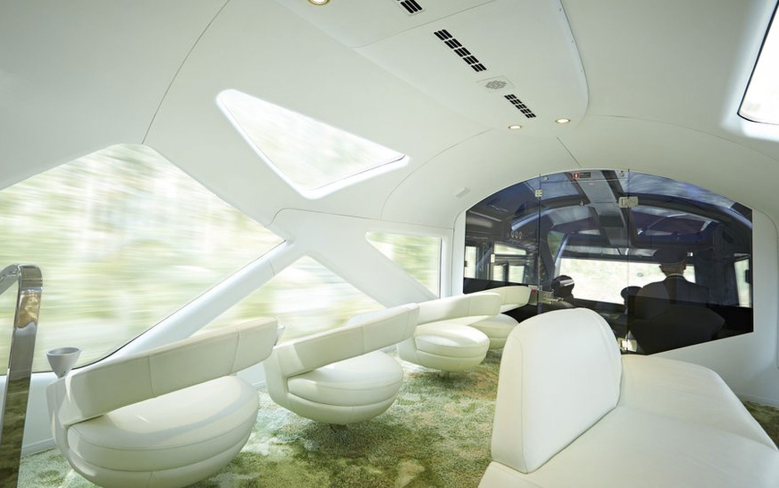 O futurístico vagão panorâmico é o local ideal para apreciar a paisagem em meio a goles de espumante (Foto: JR East)