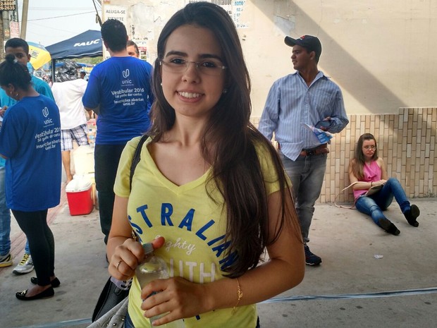 Fernanda Gabrielle Gomes Almeida, 18 anos, tenta vaga de medicina  (Foto: Lislaine dos Anjos/ G1)