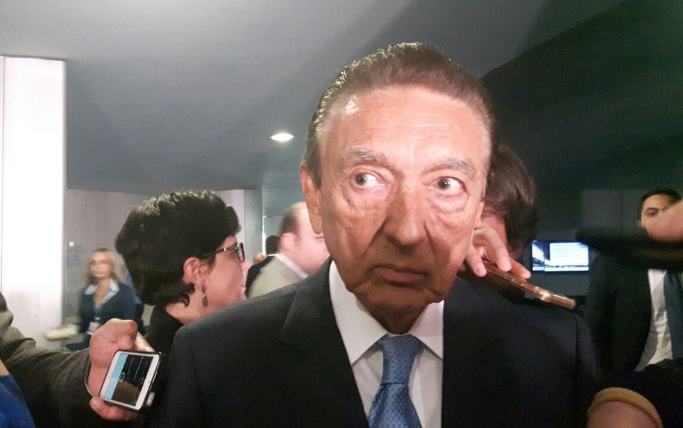 O senador Edison Lobão (PMDB-MA), indicado para a presidência da CCJ, ao deixar reunião da bancada do PMDB (Foto: Fernanda Calgaro/G1)