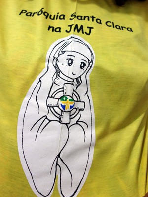 Jovem criou blusa para representar a paróquia de Águas Claras na JMJ (Foto: Egi Santana / G1)
