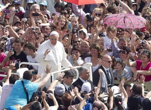 Francisco cumprimenta os fiéis reunidos na audiência pública da última quarta-feira (01/05) na Praça de St. Paul, no Vaticano (Foto: Agência EFE)