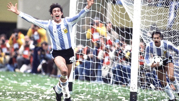 Mario Kempes bola da Copa do Mundo 1978 (Foto: Getty Images)