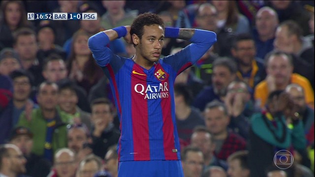 <p>
 Rafinha parte pela direita e vira na esquerda para Neymar, que puxa para o meio e arrisca o chute de longe, dando um susto em Kevin Trapp, mas a bola vai para fora.</p>
