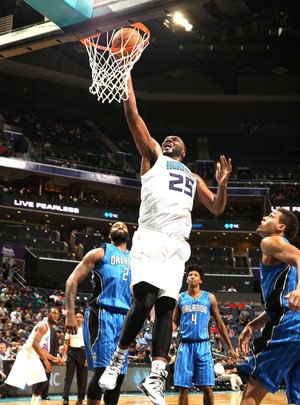 Al Jefferson, Orlando Magic e Charlotte Hornerts (Foto: Getty Images) Al Jefferson, Orlando Magic e Charlotte Hornerts (Foto: Getty Images)