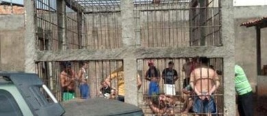 Homem morre após ficar preso em jaula sem teto de delegacia (Reprodução)