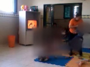 Funcionária de creche de Porto Ferreira é flagrada ao agredir criança (Foto: Reprodução/EPTV)