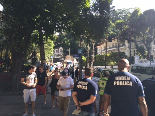 Agentes da Prefeitura fazem a fiscalização no entorno do ponto turístico (Foto: Guilherme Brito/ G1)