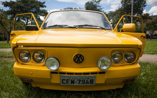 Frente da Brasília amarela tem o símbolo da Volkswagen invertido, similar ao adotado pelos Mamonas Assassinas (Foto: Fábio Tito/G1)