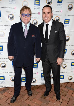 Elton John e David Furnish em evento beneficente em Washington, nos Estados Unidos (Foto: Getty Images/ Agência)