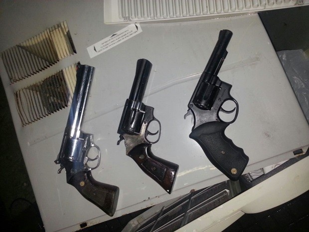 Imagem mostra três das cinco armas apreendidas com os suspeitos (Foto: Divulgação/PM)