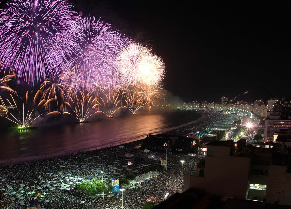 Praia de Copacabana fica toda tomada de pessoas no réveillon com a tradicional queima de fogos (Foto: Fernando Maia/Riotur)