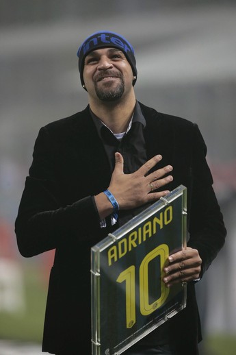Adriano agradece apoio da torcida do Inter no San Siro (Foto: EFE)