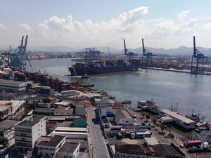 Cargueiro chegou por volta das 12h em Itajaí neste sábado (27) (Foto: Luiz Souza/RBS TV)