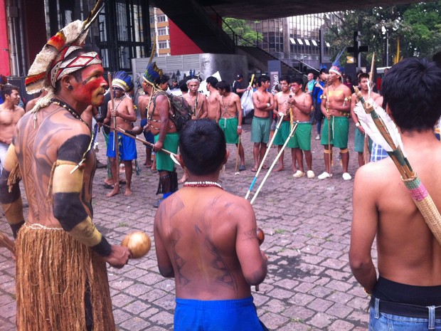 Índios se concentram no Masp para protesto por direitos. Na mesma tarde, a pianista Rita Tibes ficou de maiô para, segundo ela, 'protestar pela educação' (Foto: G1)