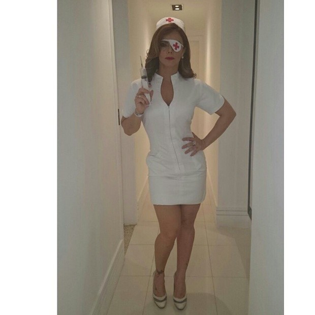 Viviane Araújo vestida de enfermeira (Foto: Reprodução/Instagram)