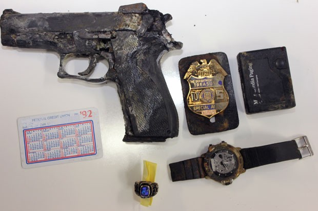 Pescador encontrou pistola e distintivo de agente em lago nos EUA (Foto: Los Angeles County Sheriff’s Department)/AP)