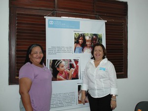 A Mãe Social Jacinta e a gestora Ana Felix na sede da Aldeia Infantil SOS em João Pessoa (Foto: Andréia Martins/G1)