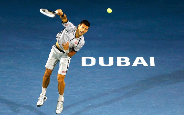 Djokovic no tênis contra Viktor Troicki em Dubai (Foto: Reuters)