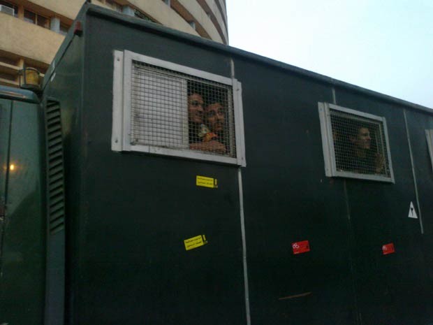 Caminhão da polícia com a inscrição 'não aos julgamentos militares' no Cairo (Foto: Aldo Sauda/G1)