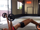 Izabel Goulart chama atenção por corpo magrinho em exercício