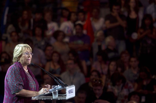 A ex-presidente Michelle Bachelet encerra a campanha nesta quinta-feira (12) no estádio nacional de Santiago (Foto: Claudio Reyes/AFP)