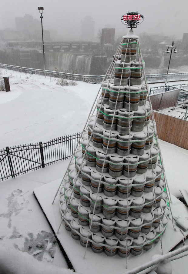 Bar criou enorme árvore de Natal usando 300 barris de cerveja (Foto: Shawn Dowd/Democrat & Chronicle/AP)