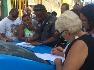 Policial fazia o registro de casas afetadas (Foto: Marcelo Elizardo/G1)