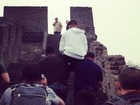Justin Bieber visita muralha da China e é carregado pelos seguranças