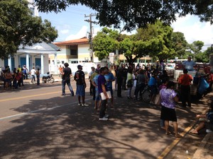 Trabalhadores se reuniram em frente a prefeitura de Macapá (Foto: John Pacheco/G1)