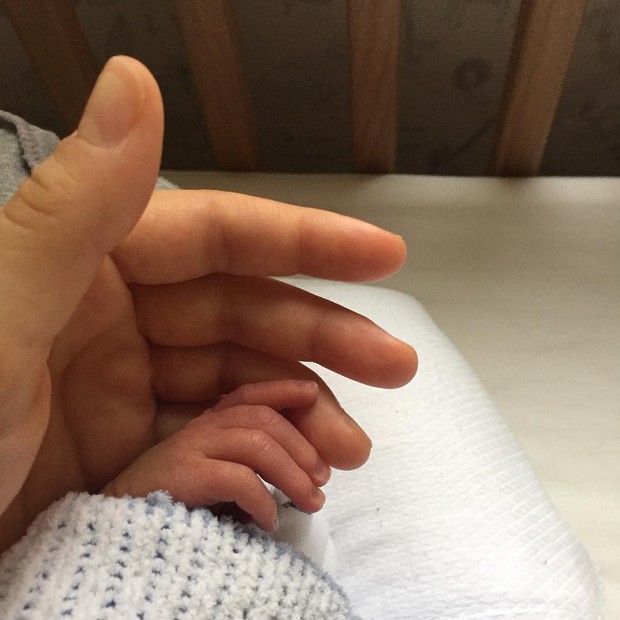 Tainá Müller mostra mãozinha do filho (Foto: Reprodução / Instagram)