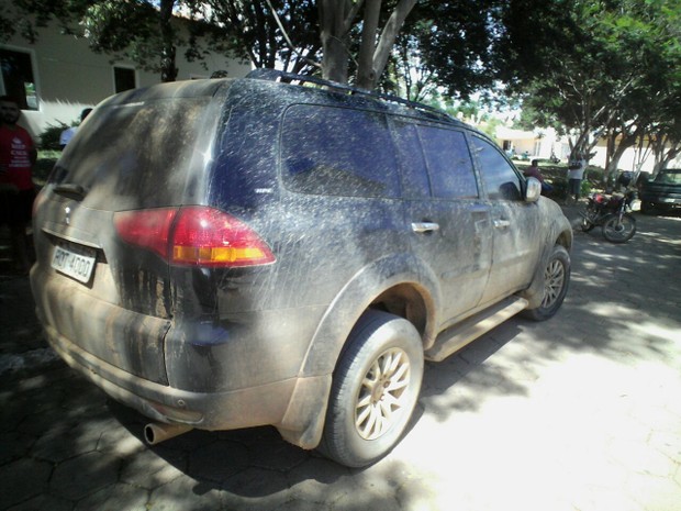 Carro foi encontrado estacionado em uma rua da cidade (Foto: Polícia Militar/Divulgação)