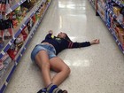 Oi?! Ex-BBB Laisa deita no chão de supermercado nos EUA